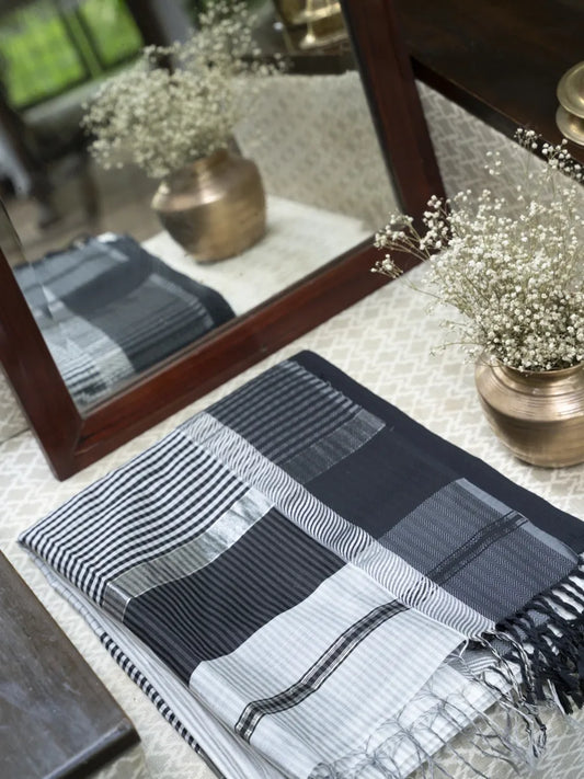 Maheshwari Saree - White And Black